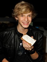 /album/galeria-de-fotos/cody-simpson-non-copia-i-capelli-di-justin-bieber-e-canta-love-so-strong-in-versione-acustica-jpg/